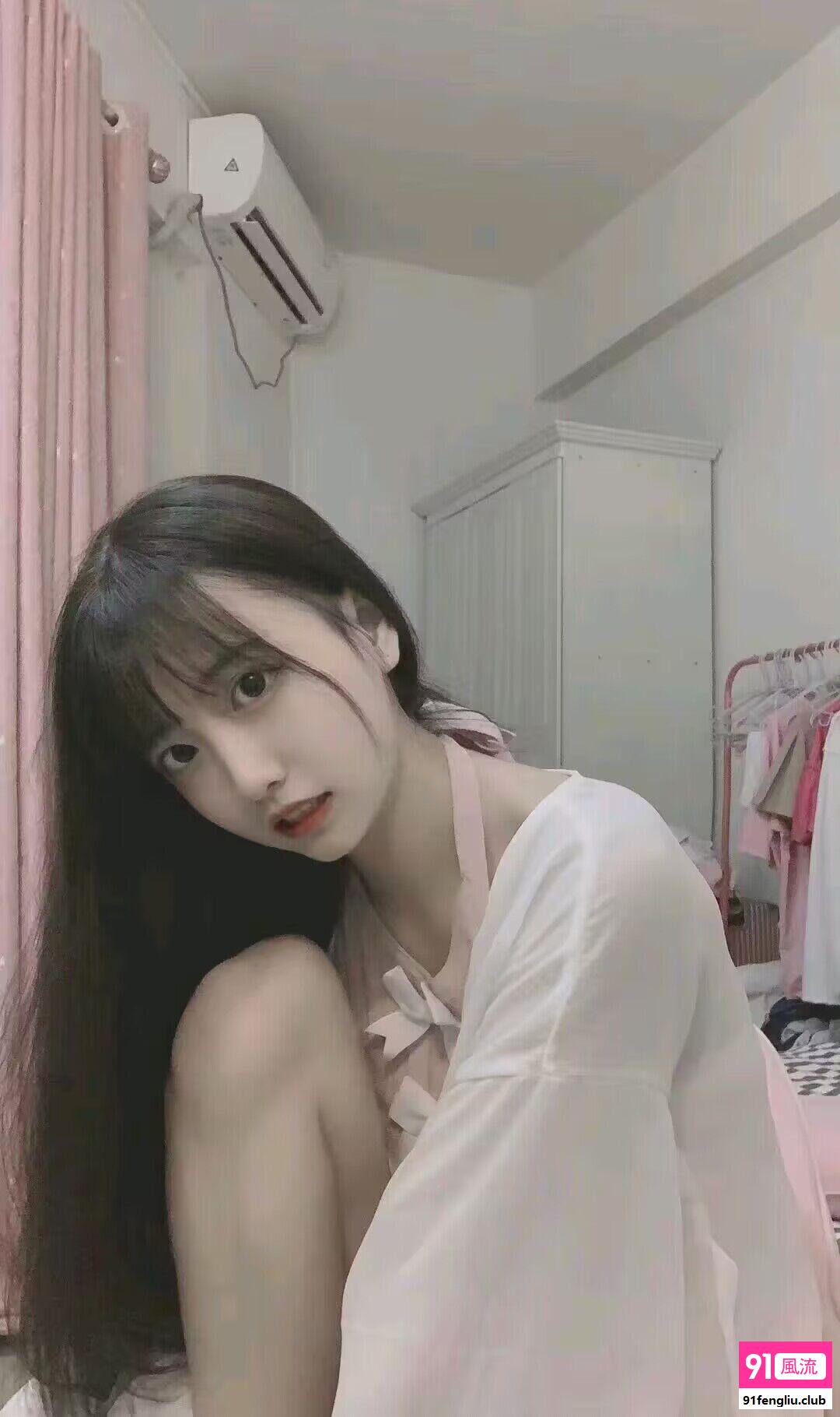 刚毕业的学生妹兼职带楼外出